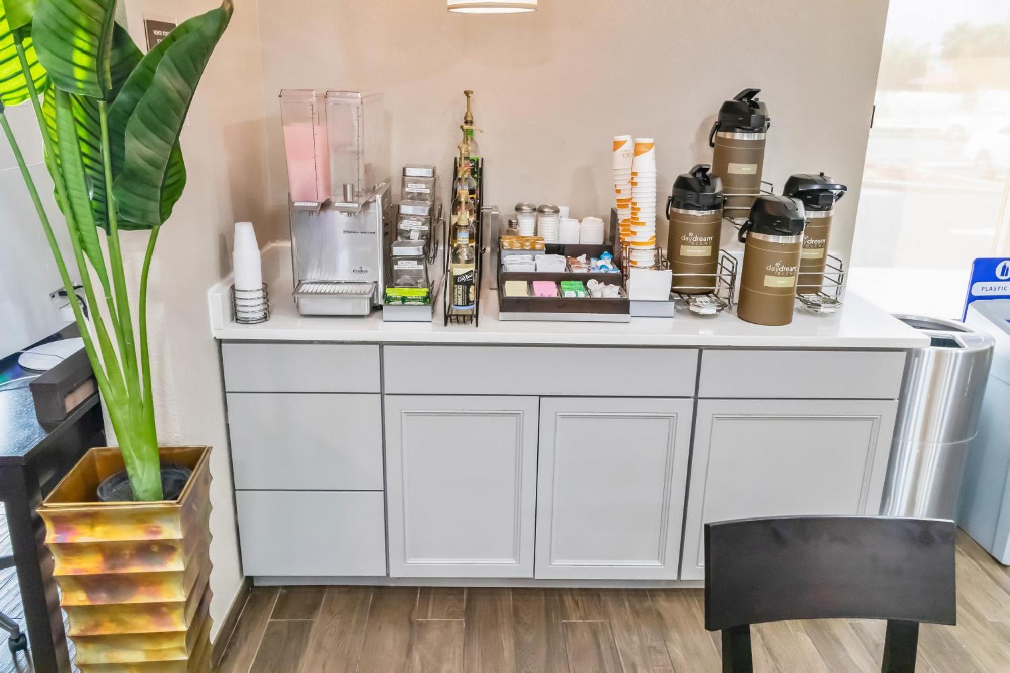 Suburban Studios by Choice Hotels: New Rooms with Kitchens & Premium Amenities Brunswick Exterior photo