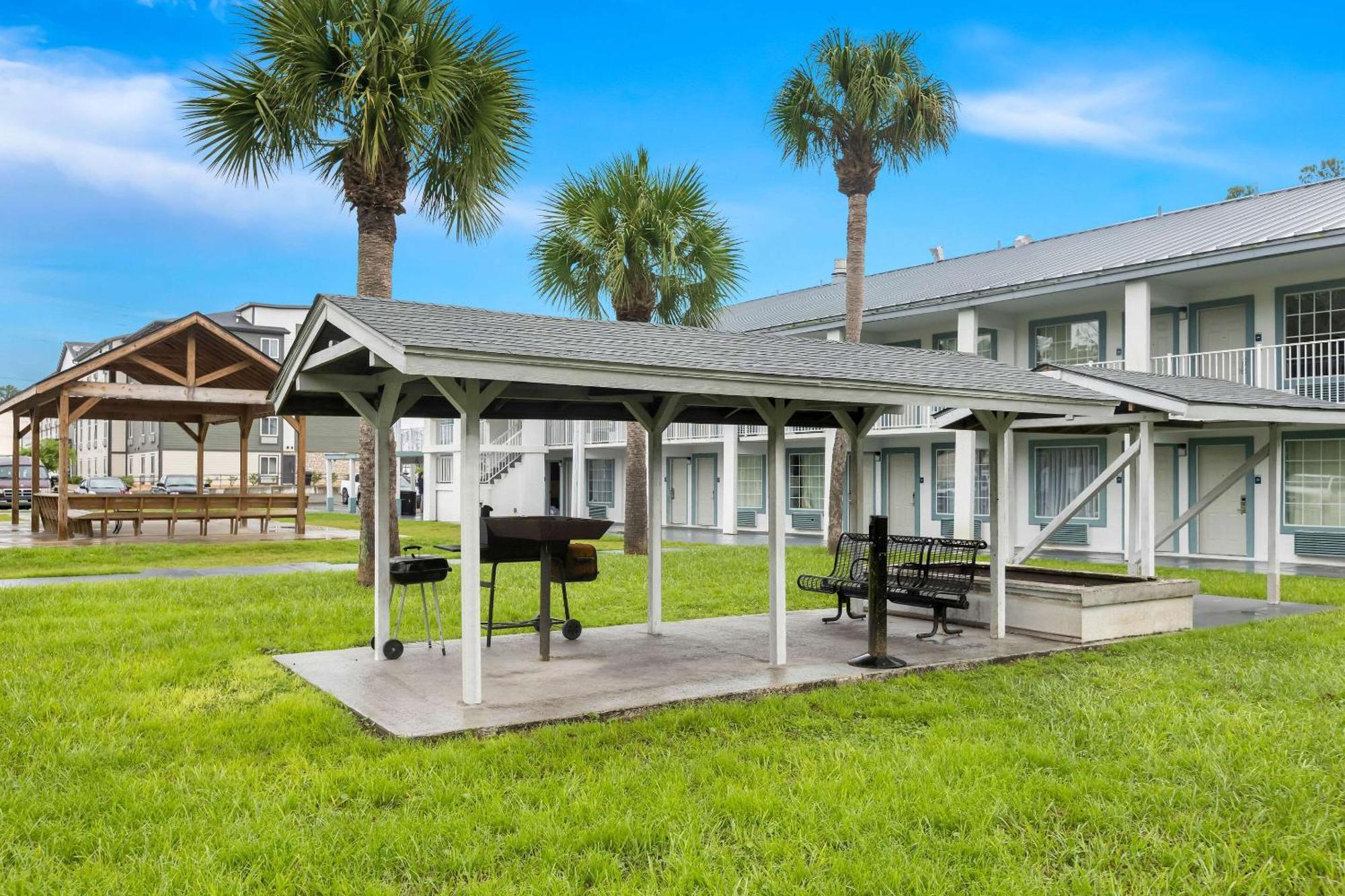 Suburban Studios by Choice Hotels: New Rooms with Kitchens & Premium Amenities Brunswick Exterior photo