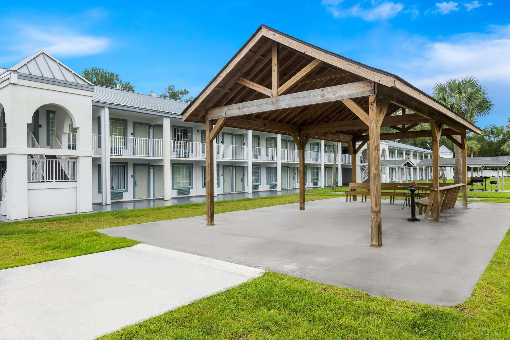 Suburban Studios by Choice Hotels: New Rooms with Kitchens & Premium Amenities Brunswick Exterior photo