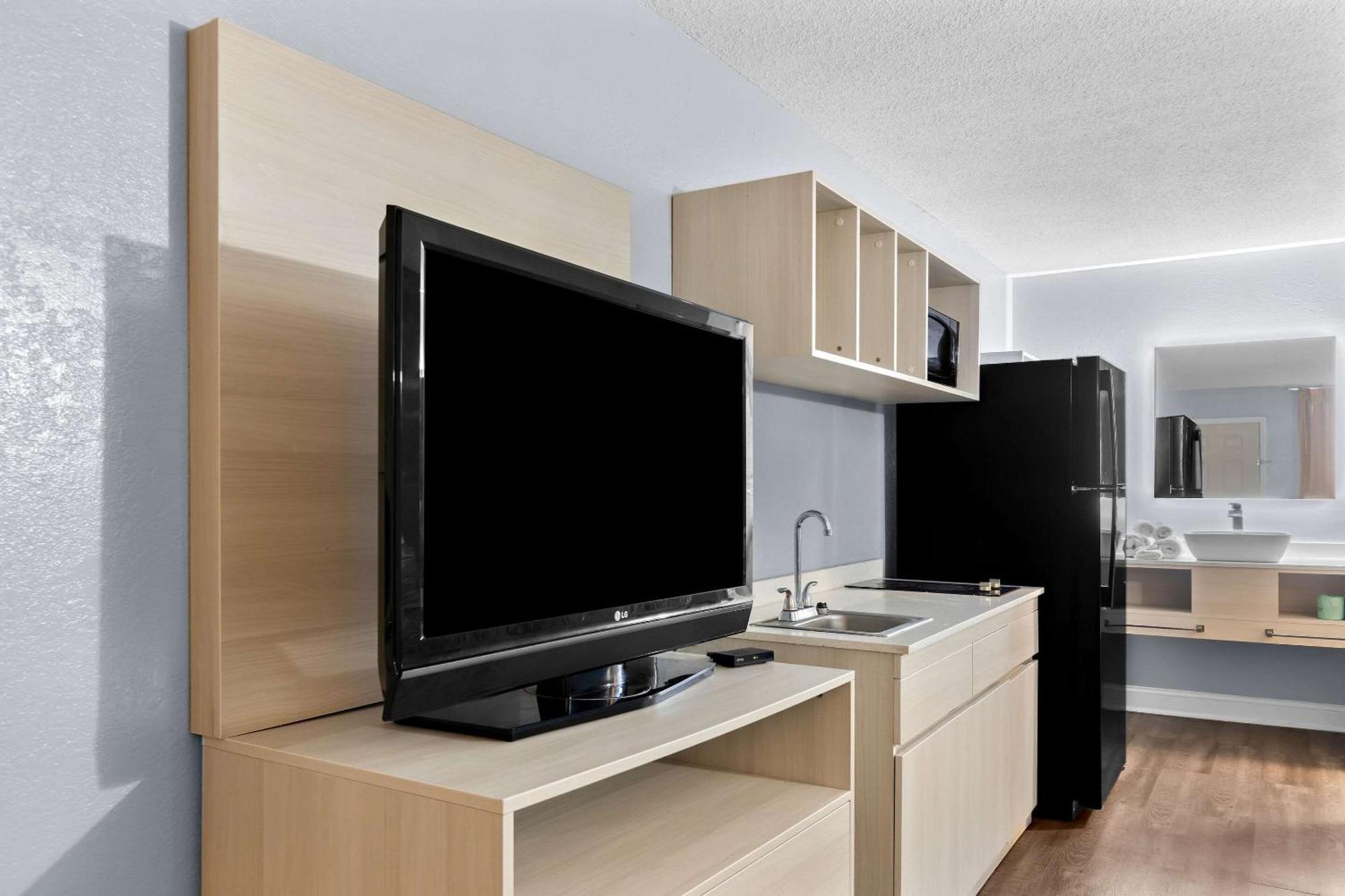 Suburban Studios by Choice Hotels: New Rooms with Kitchens & Premium Amenities Brunswick Exterior photo