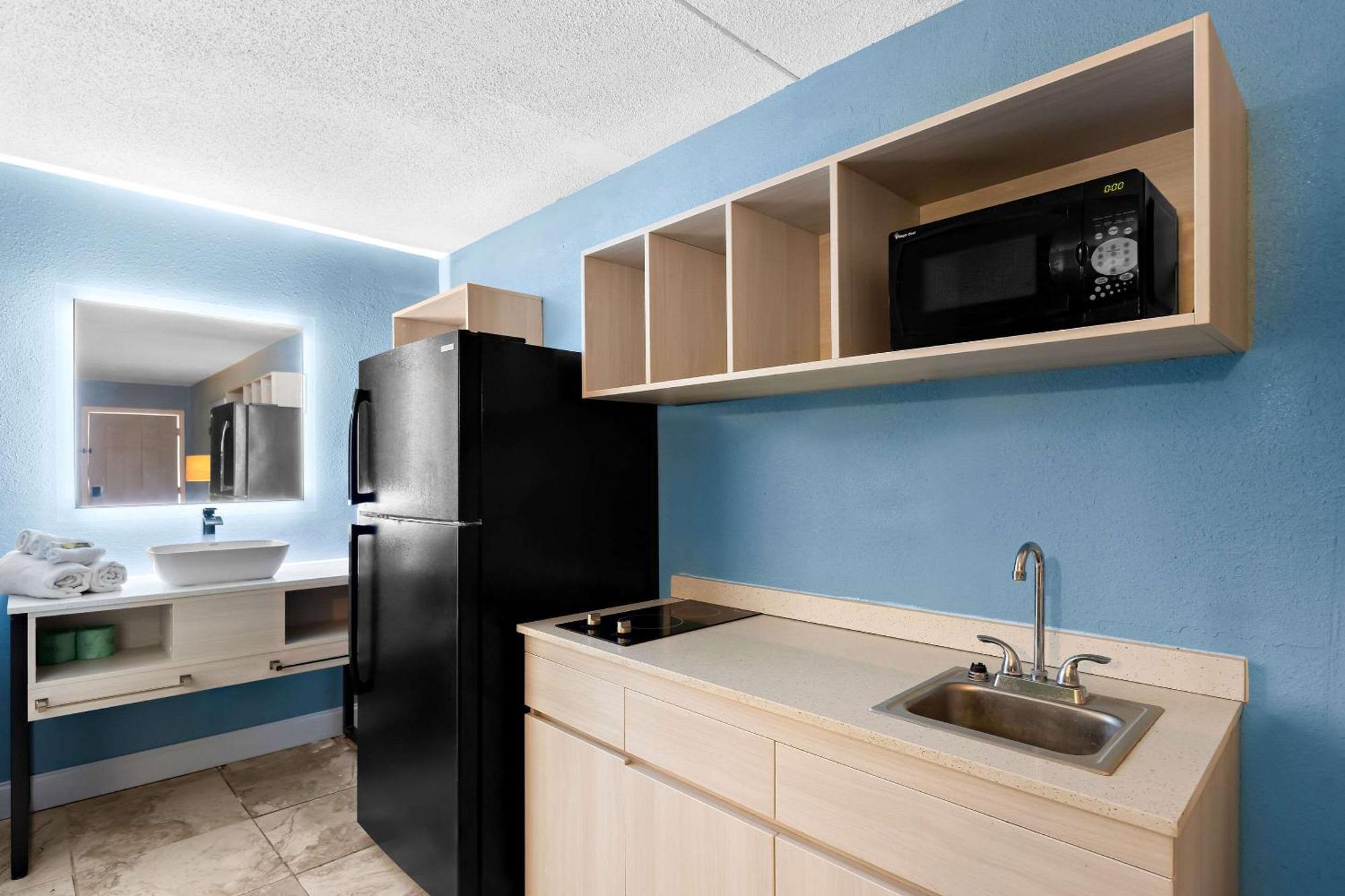 Suburban Studios by Choice Hotels: New Rooms with Kitchens & Premium Amenities Brunswick Exterior photo
