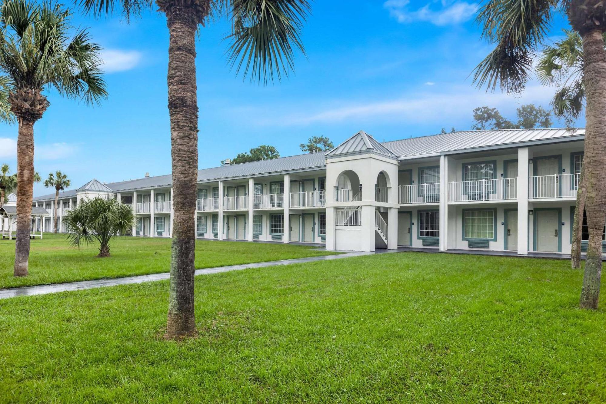 Suburban Studios by Choice Hotels: New Rooms with Kitchens & Premium Amenities Brunswick Exterior photo